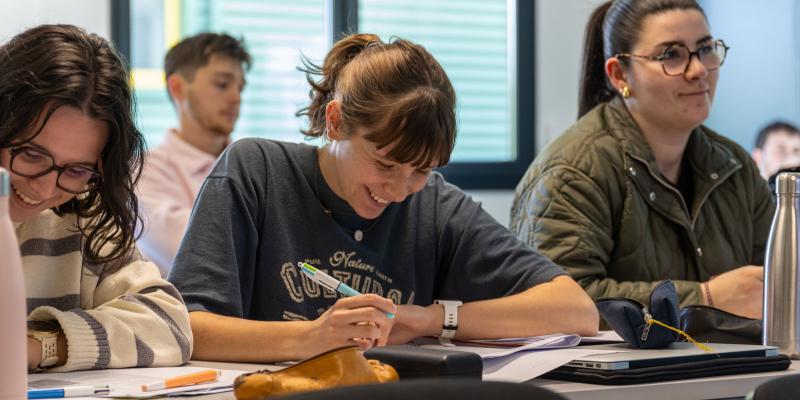 Etudiants travaillent