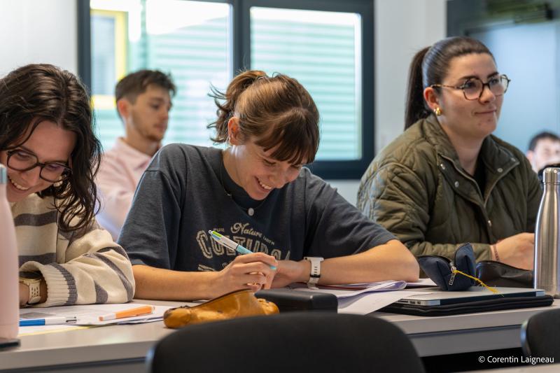 Etudiants travaillent